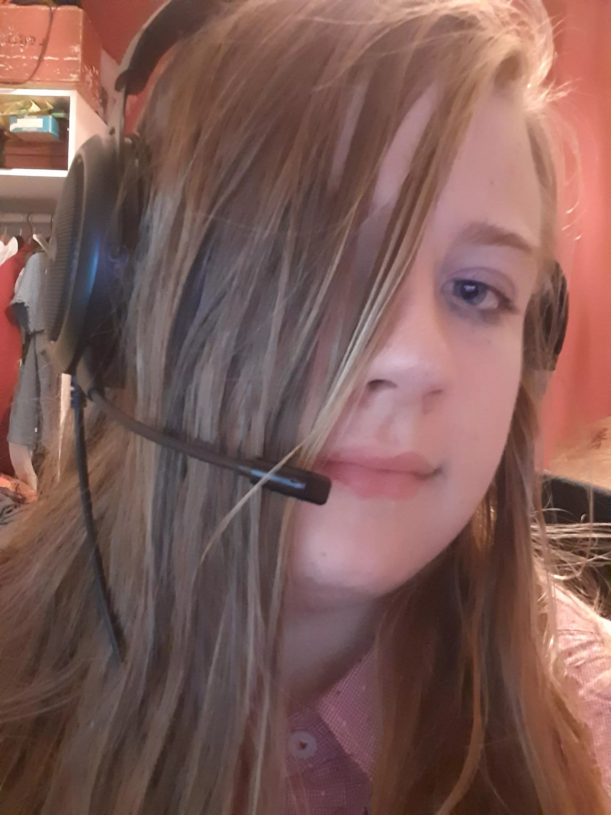 femboy gaming! posted by barebarna