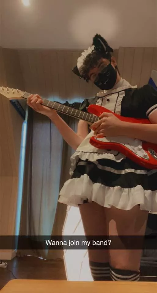 Femboy guitarist posted by buildingjan
