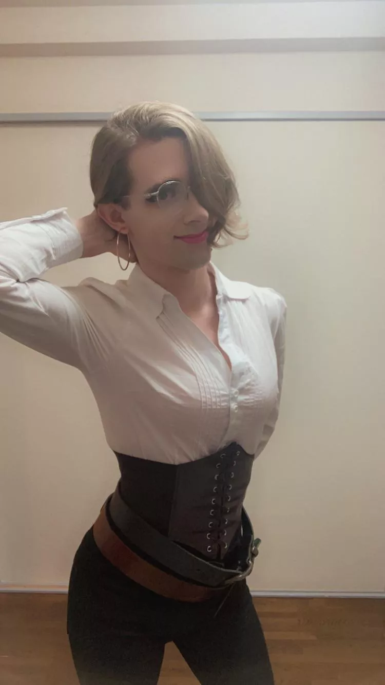 Femboy pirate girl 🏴‍☠️ Anyone want to cosplay as my pirate king? posted by elise_emerson