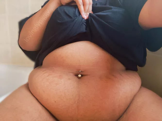 Filled my squishy belly with bagels, fruit and creamy coffee this morning 💛🐷💫 by lovinglyplussize