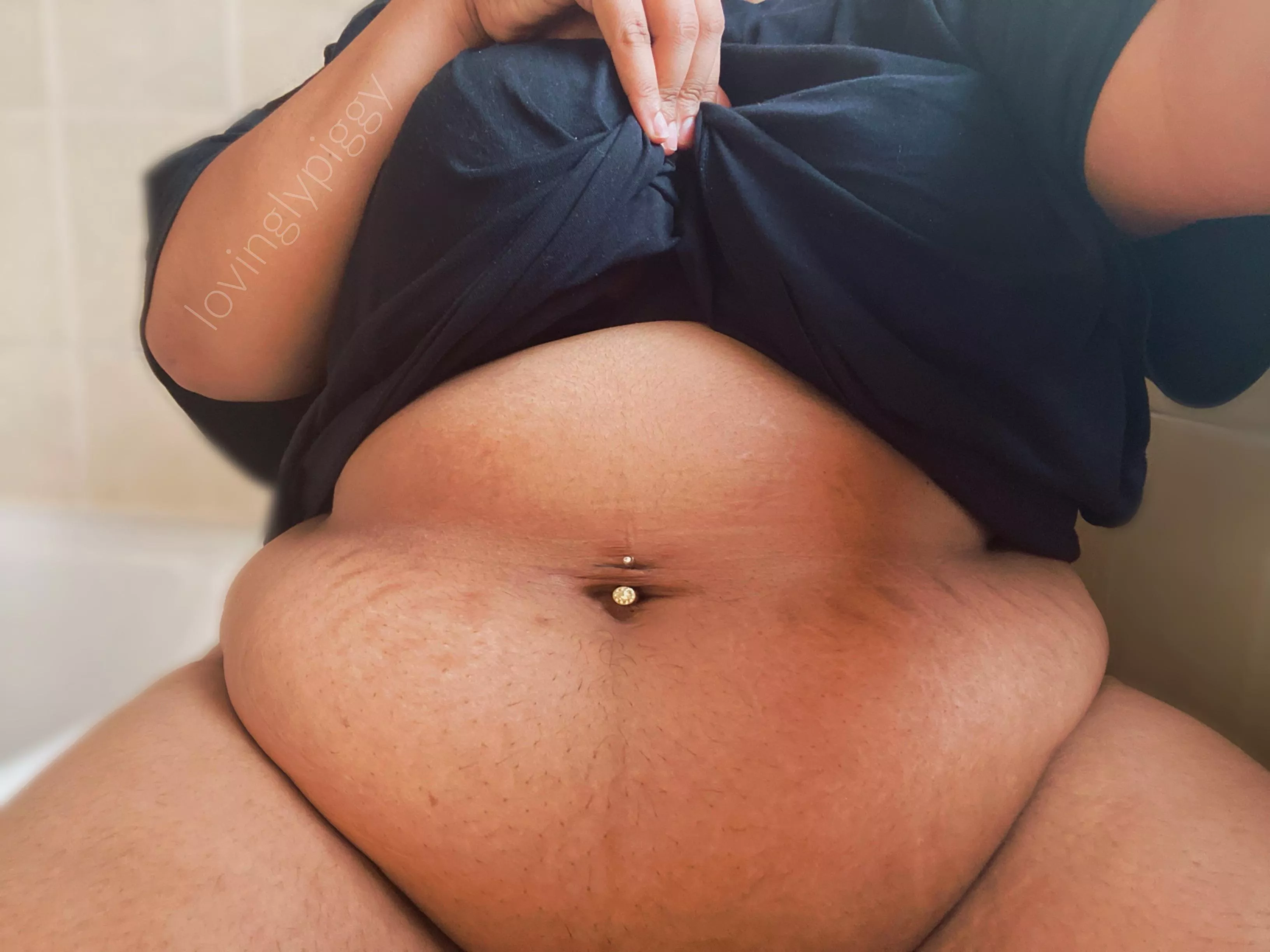 Filled my squishy belly with bagels, fruit and creamy coffee this morning 💛🐷💫 posted by lovinglyplussize