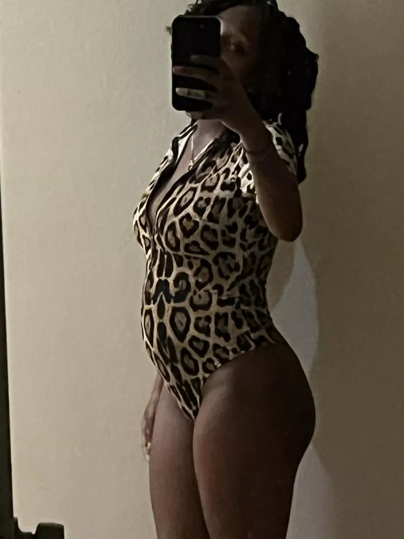 Finally getting a bump in my 3rd trimester by kennagothic