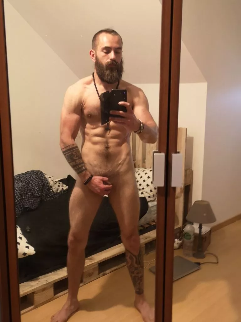 finally the weekend comes, naked days 😏 posted by Vitruvian_man_fr