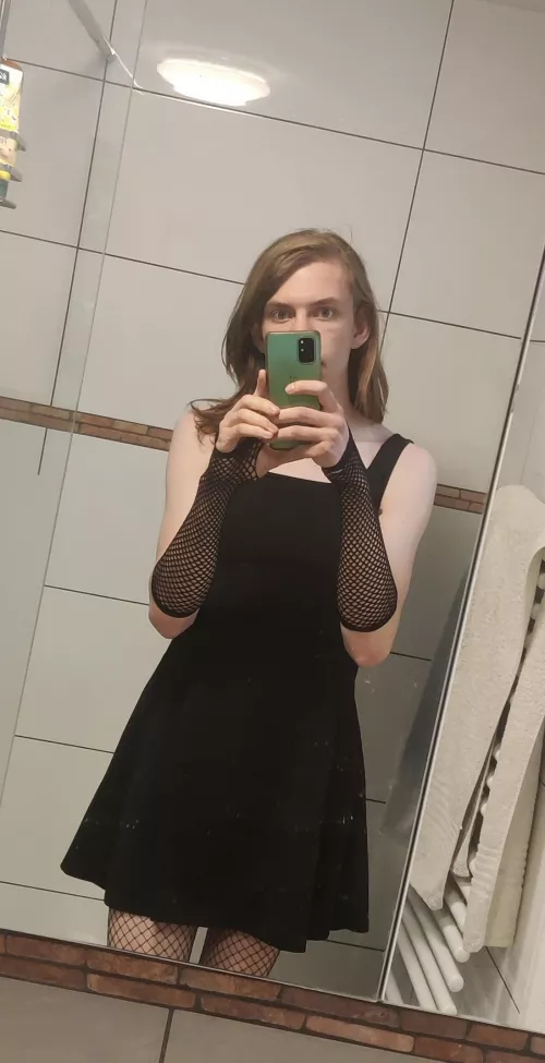 First Post here. Got the courage to actually post a picture by YueNica