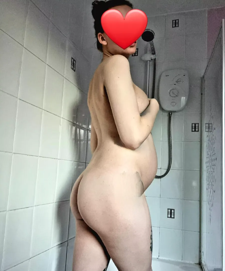First pregnancy & loving my curves that go with it, this a good angle? 😘 posted by scottish_madam