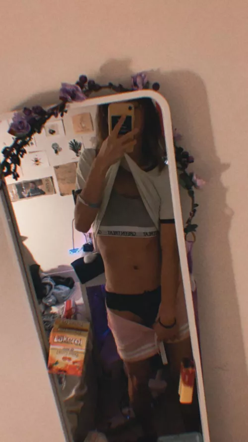 First time around and shy (they/she) 😳 hope I’m welcomed by KendraBlossom