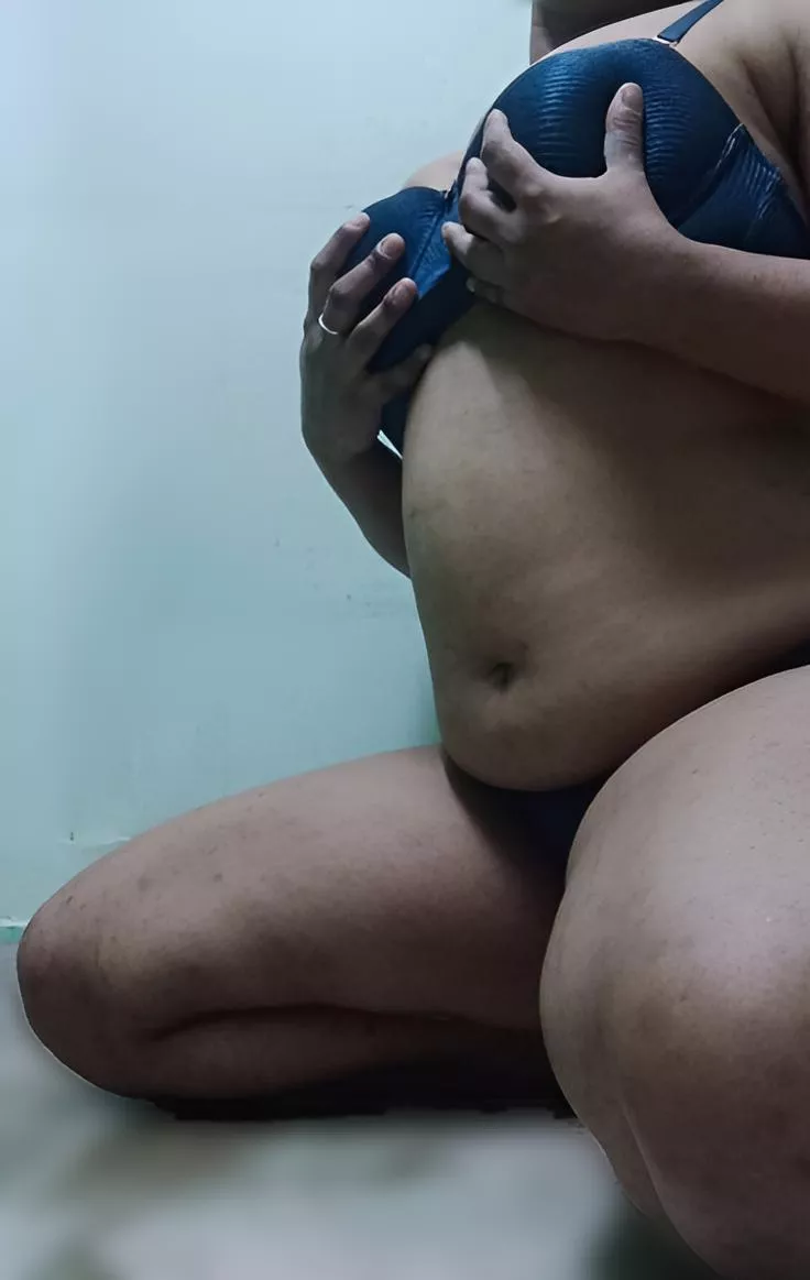 [F]irst time posing.. posted by LiveHeat1712