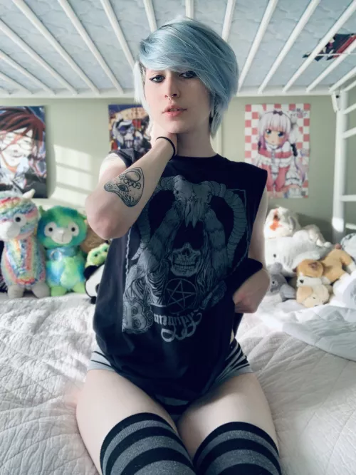 First time posting here!🤘🖤 by dejectedwraith