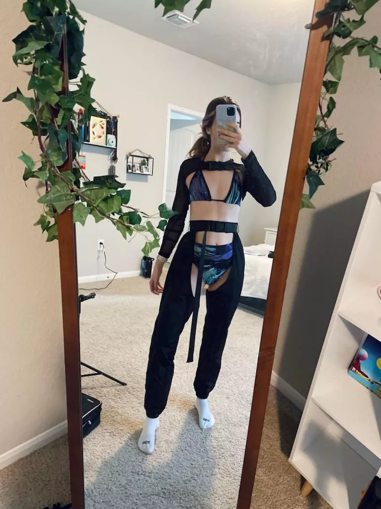 Fit for my first show tonight since October! Ill post an update! 💙 posted by babetrainer