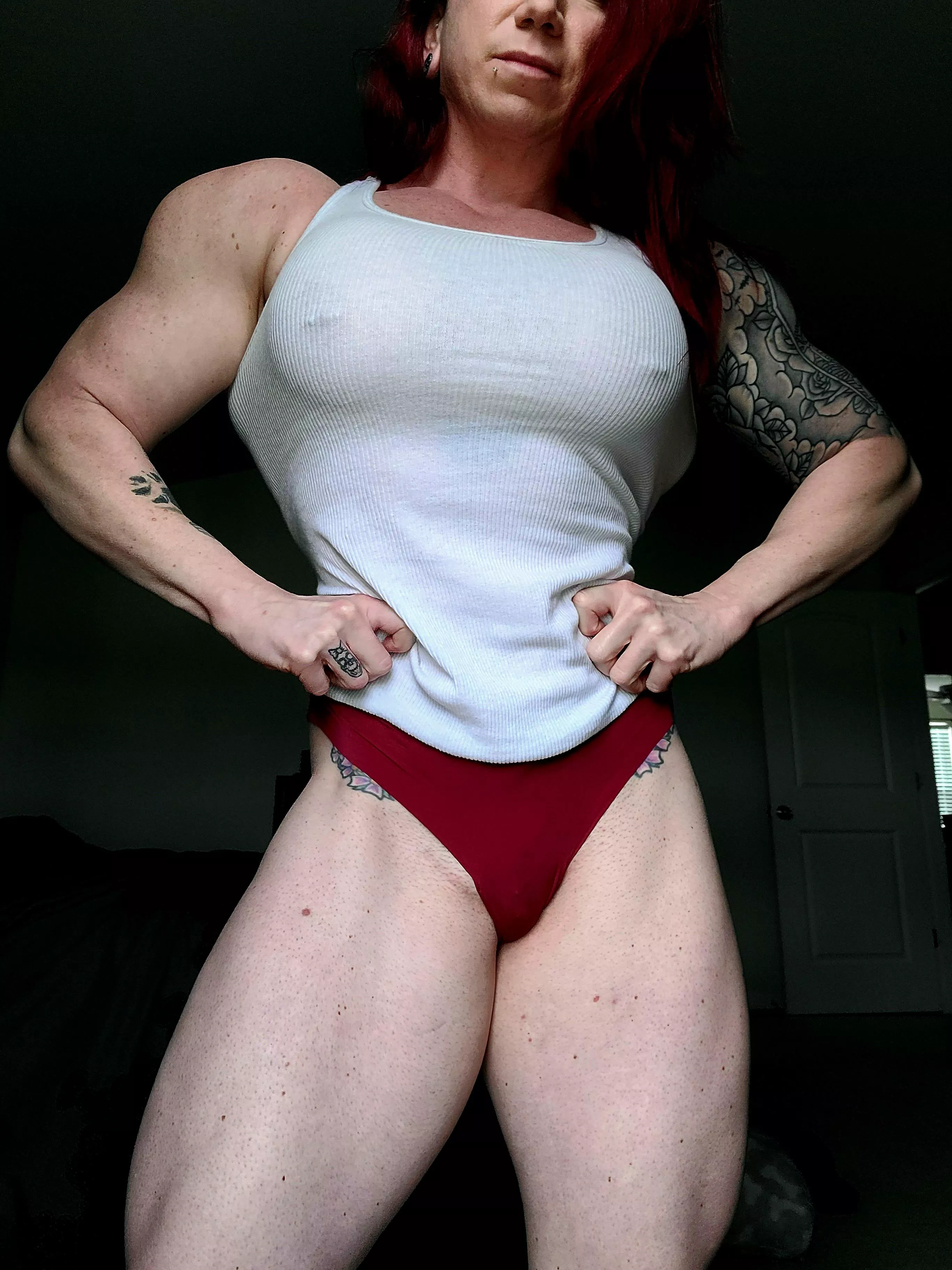 Fit, muscle girl sexiness 💋 posted by Feeling-Ad-3894