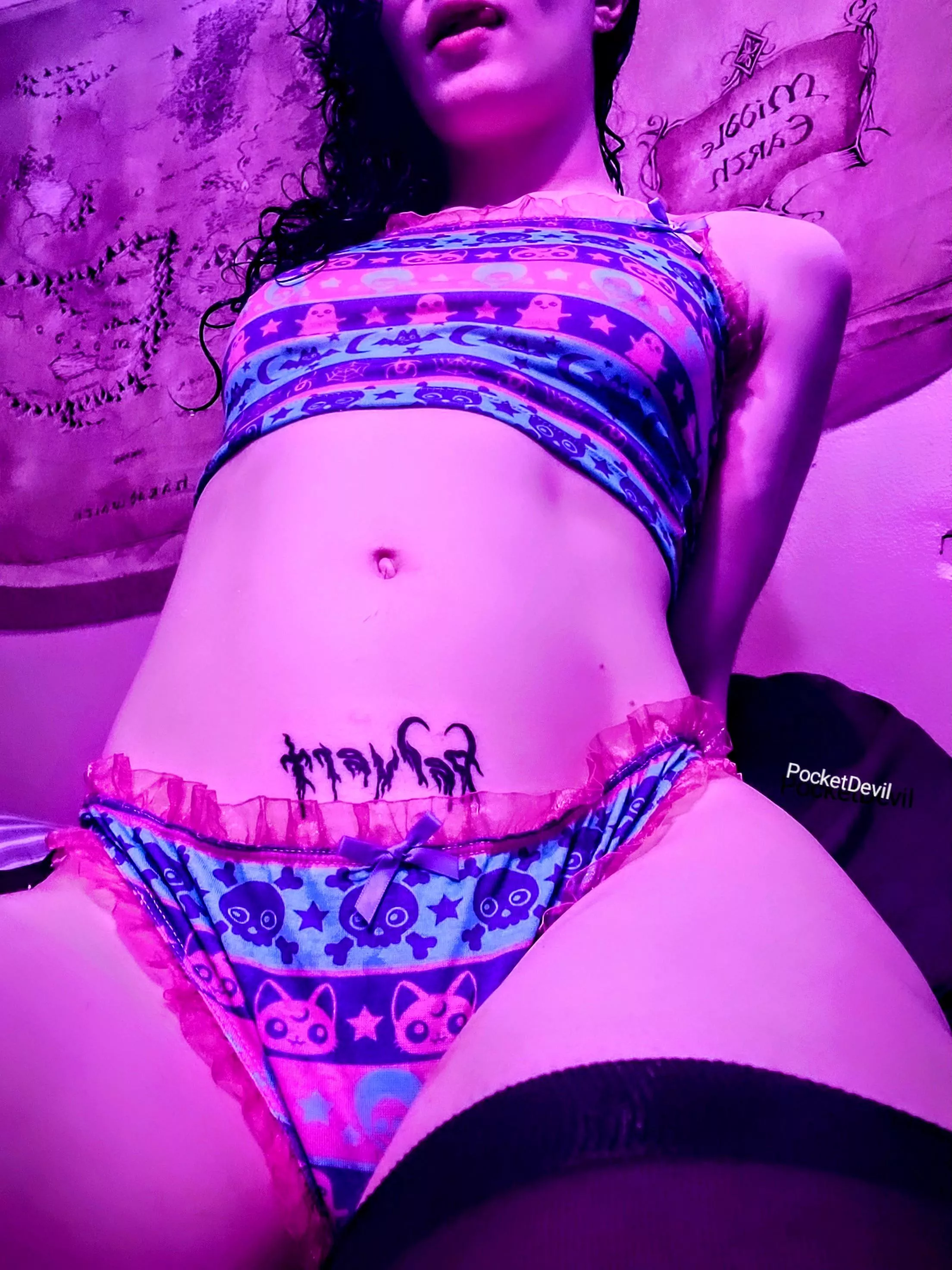 Fit tummy and strong thighs 🖤 posted by PocketDevil_