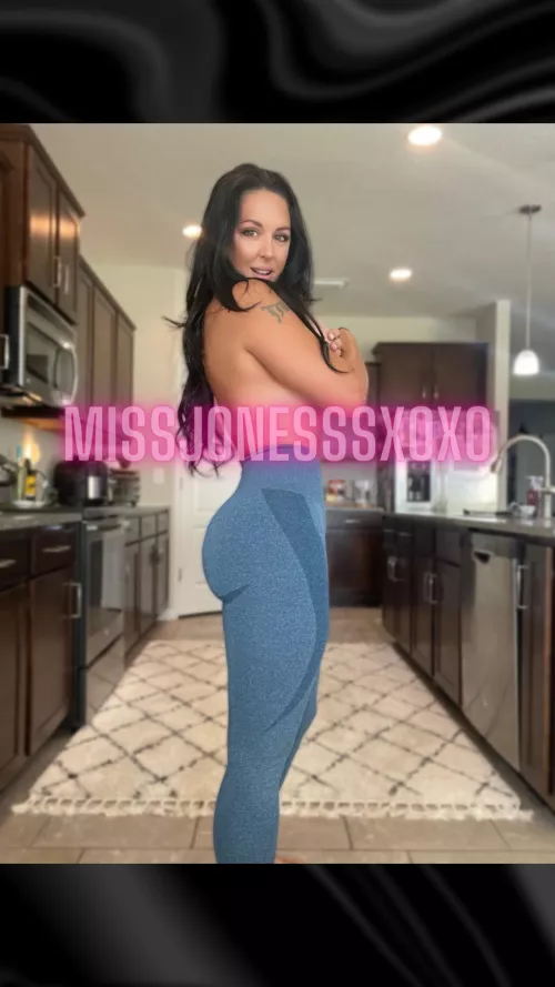 Fit yoga MILF by leiajoneslingerie