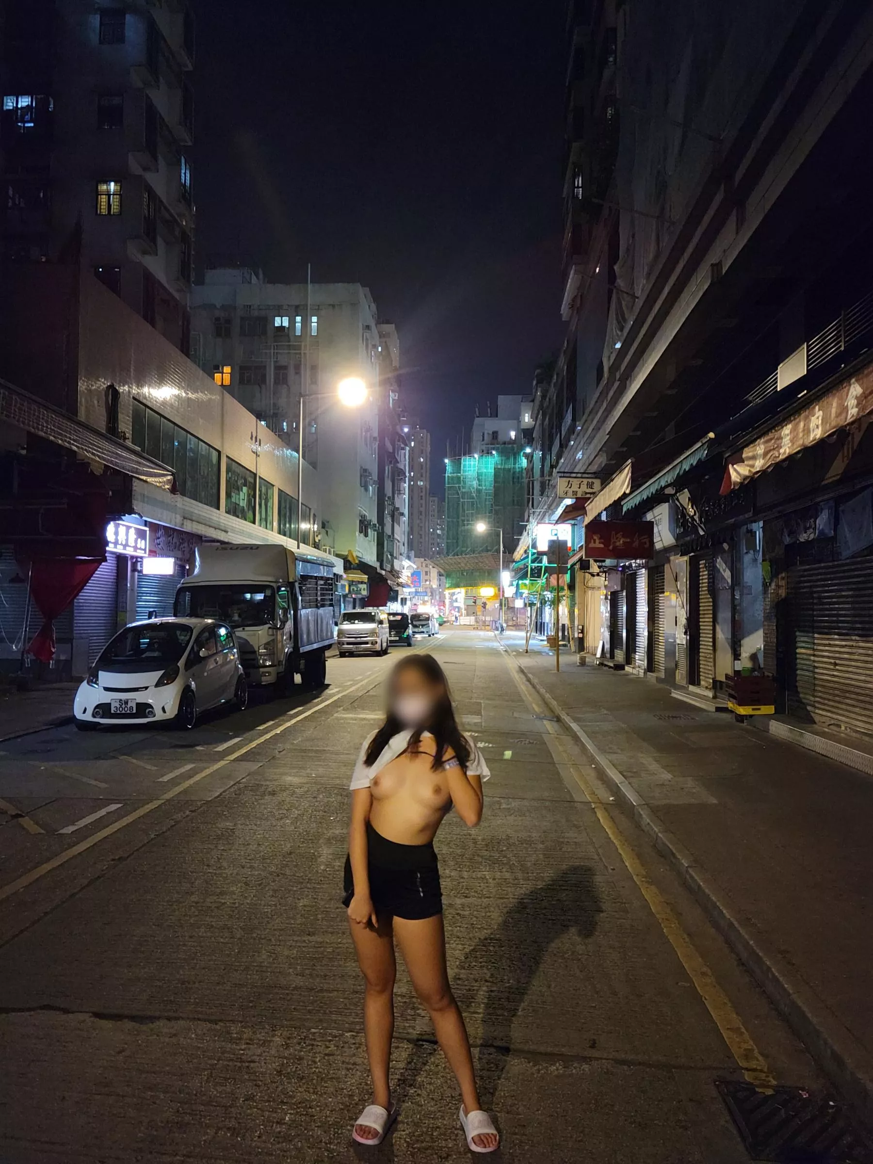 flashing in a busy street😛😳 posted by pictureuna