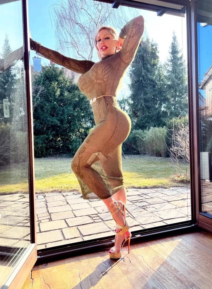 Flawless Bimbo Body (blonde_bombshellxoxo) posted by eunit8899