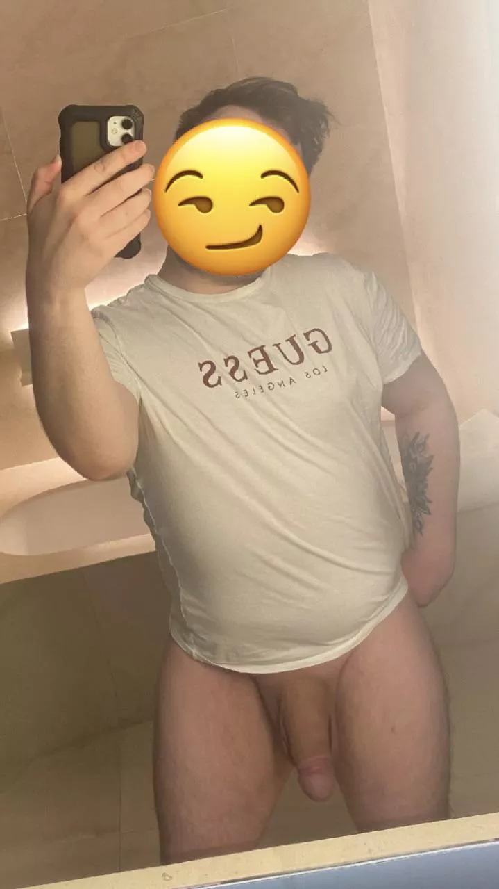 Floppy in a hotel bathroom posted by MoJoeUK