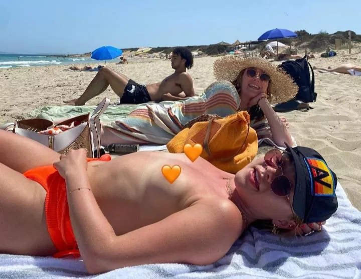 Florence Pugh posted by ebolawithcheese