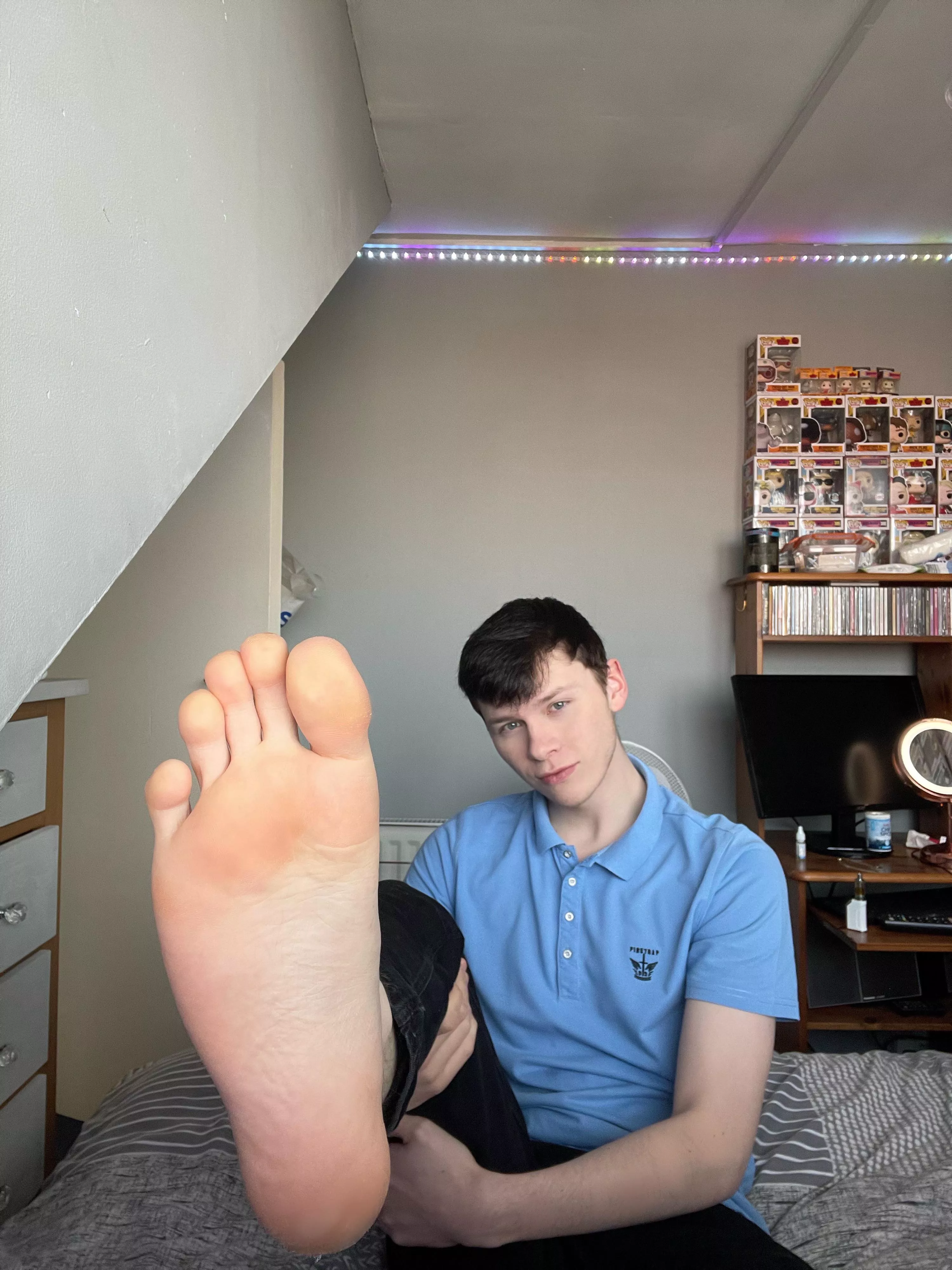 for all my feet lovers out there! ☺️ posted by ember_tw1nk