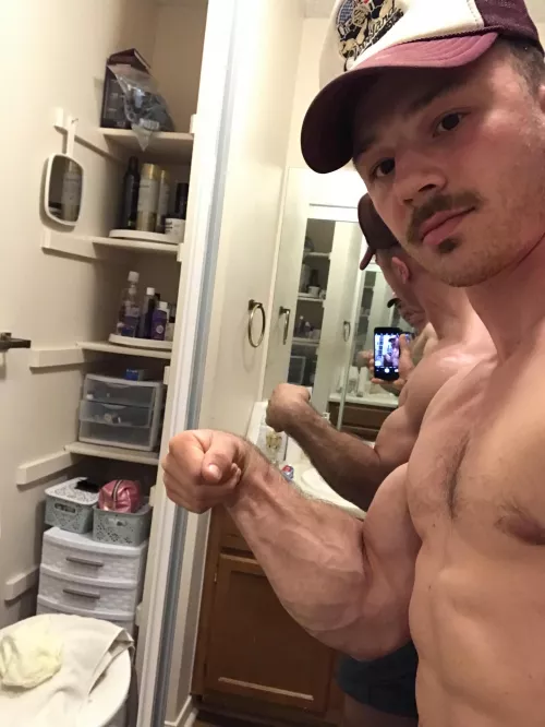 For your daily dose of forearms 💉 Happy Forearm Friday! by Miserable_Ad8606