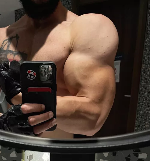 Forearm tease 😋 by albish