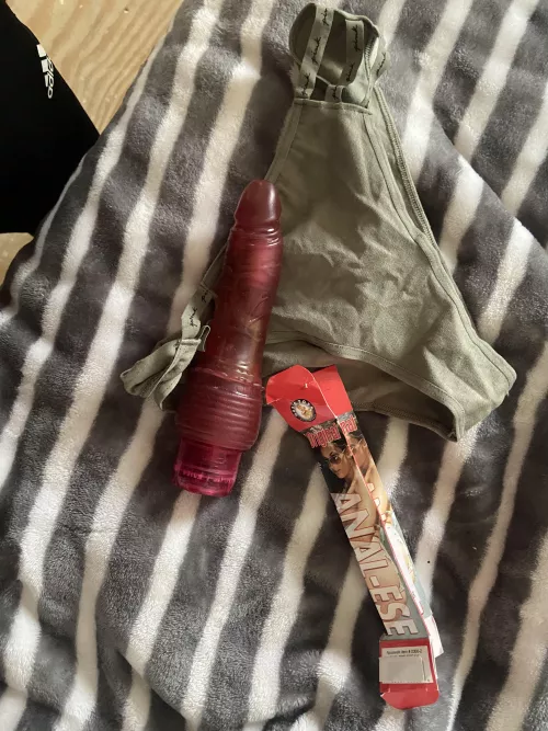 Found it in my sister’s bathroom, any idea of what it is? by Business_Night2671