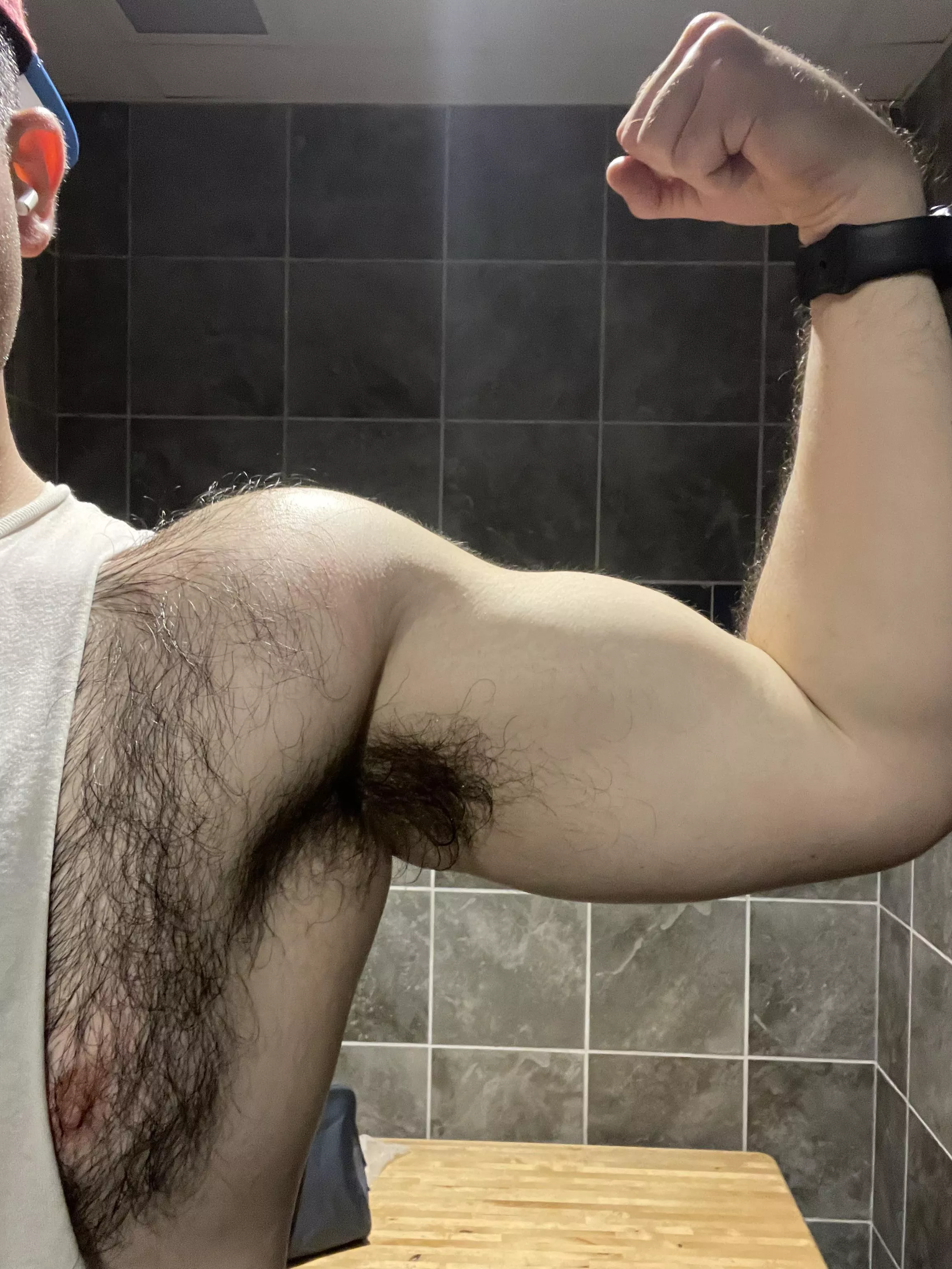 Fresh from an Upperbody workout so you know it smells good. 😈 posted by akafamilyfunny