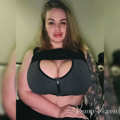 Fresh lips and big tits! 💋🖤 by vampire_vixen666