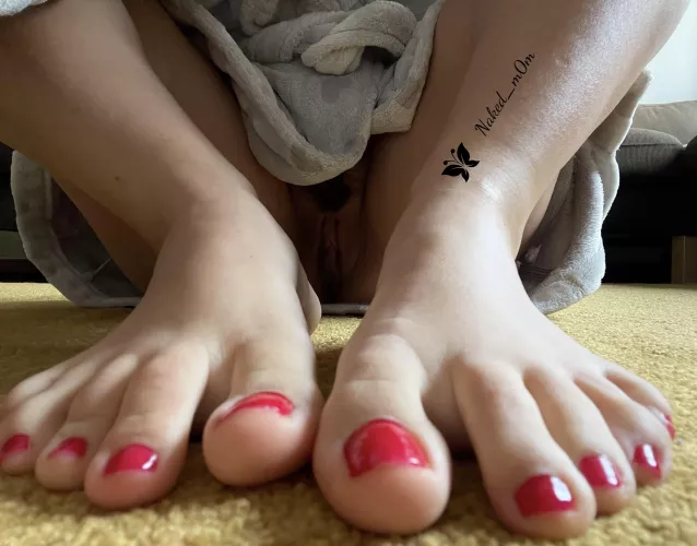 Freshly painted toenails by naked_m0m