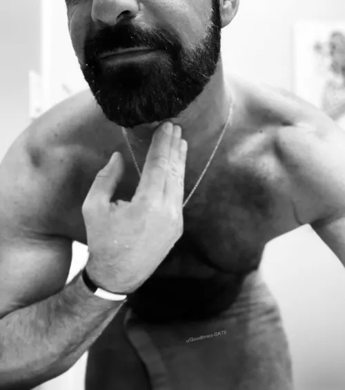 Freshly shaved neck. Only thing [m]issing is your lips [47] by Goodtimes-GK78