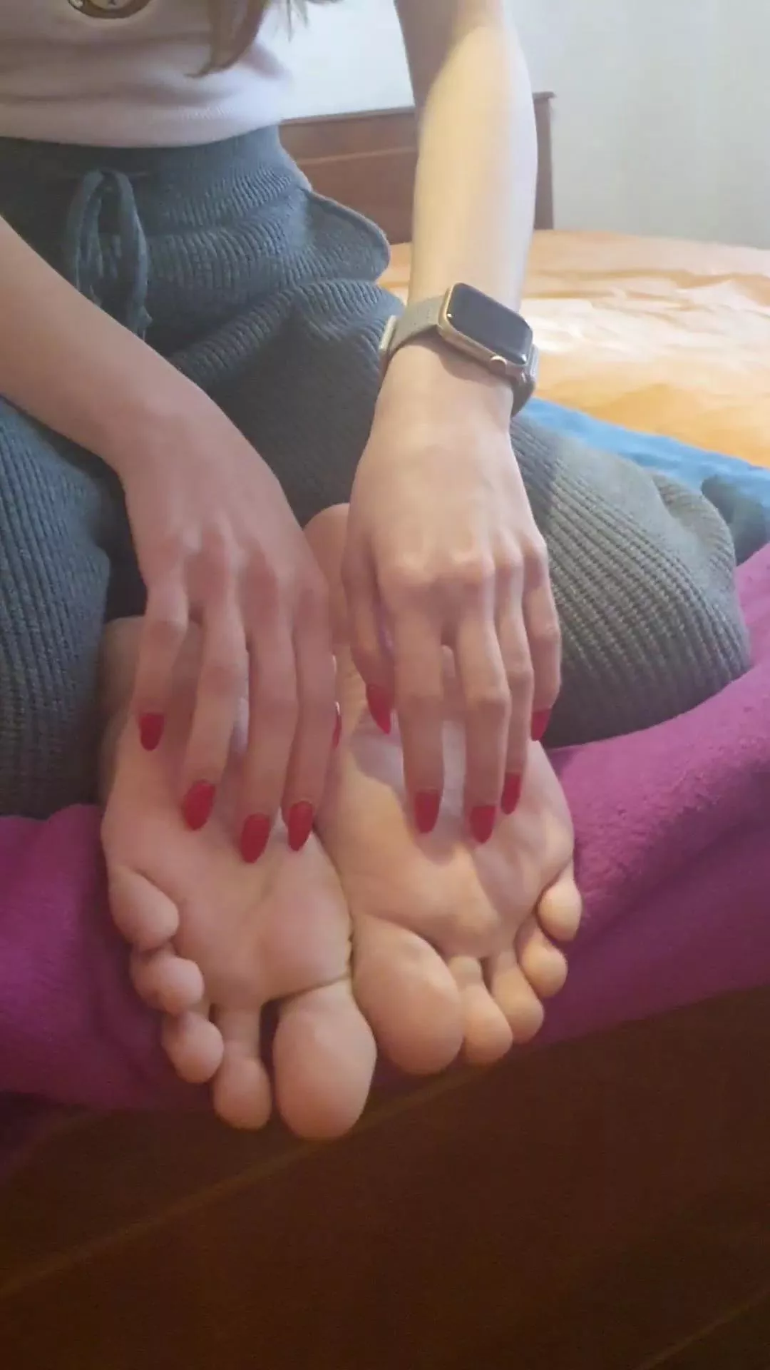 Friend of my boyfriend have insanely ticklish feet 😏 posted by Lost_Eye333