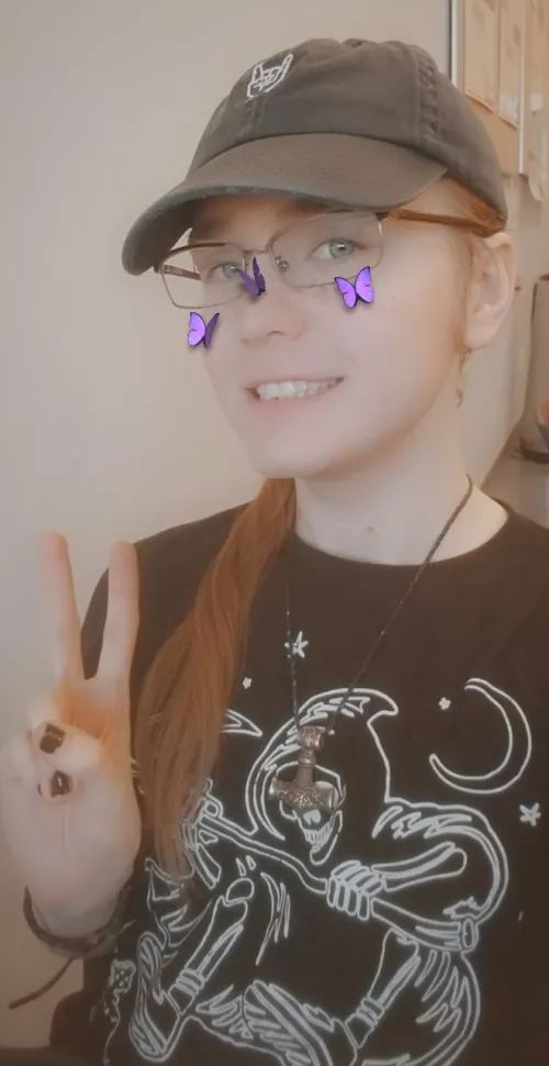 Friends asked me to post here cause they say I'm pretty. by Memeraak