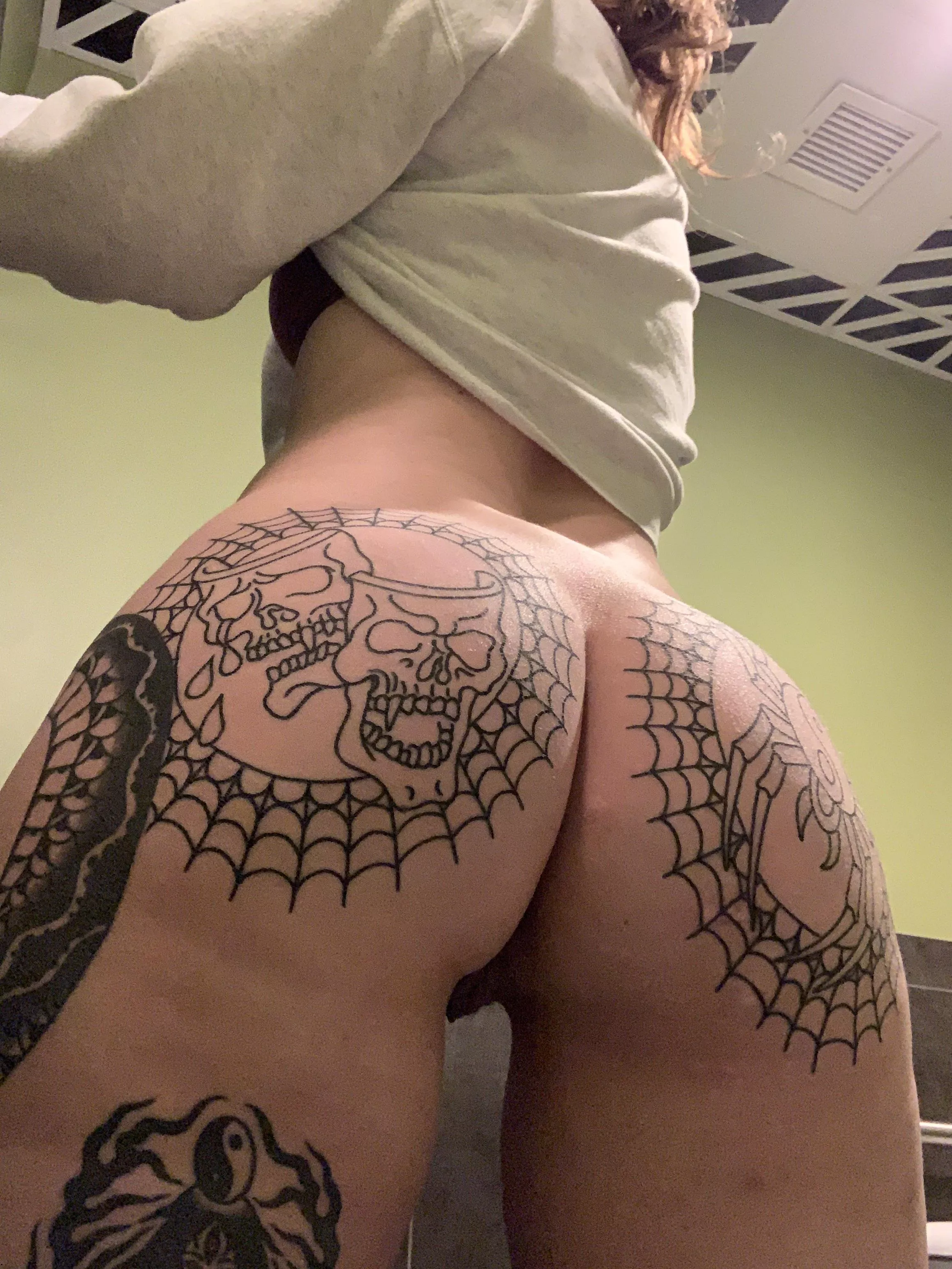 [f]uck me in a public restroom 🚽 posted by girlagainstgod