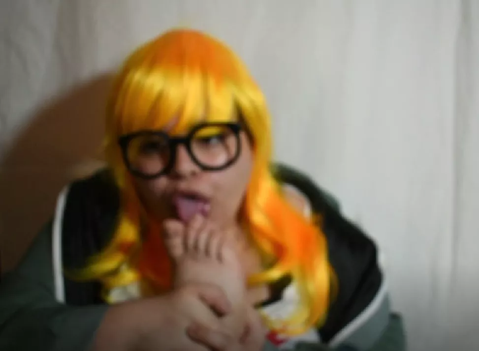 Futaba Sakura licks her feet posted by scoobsboob