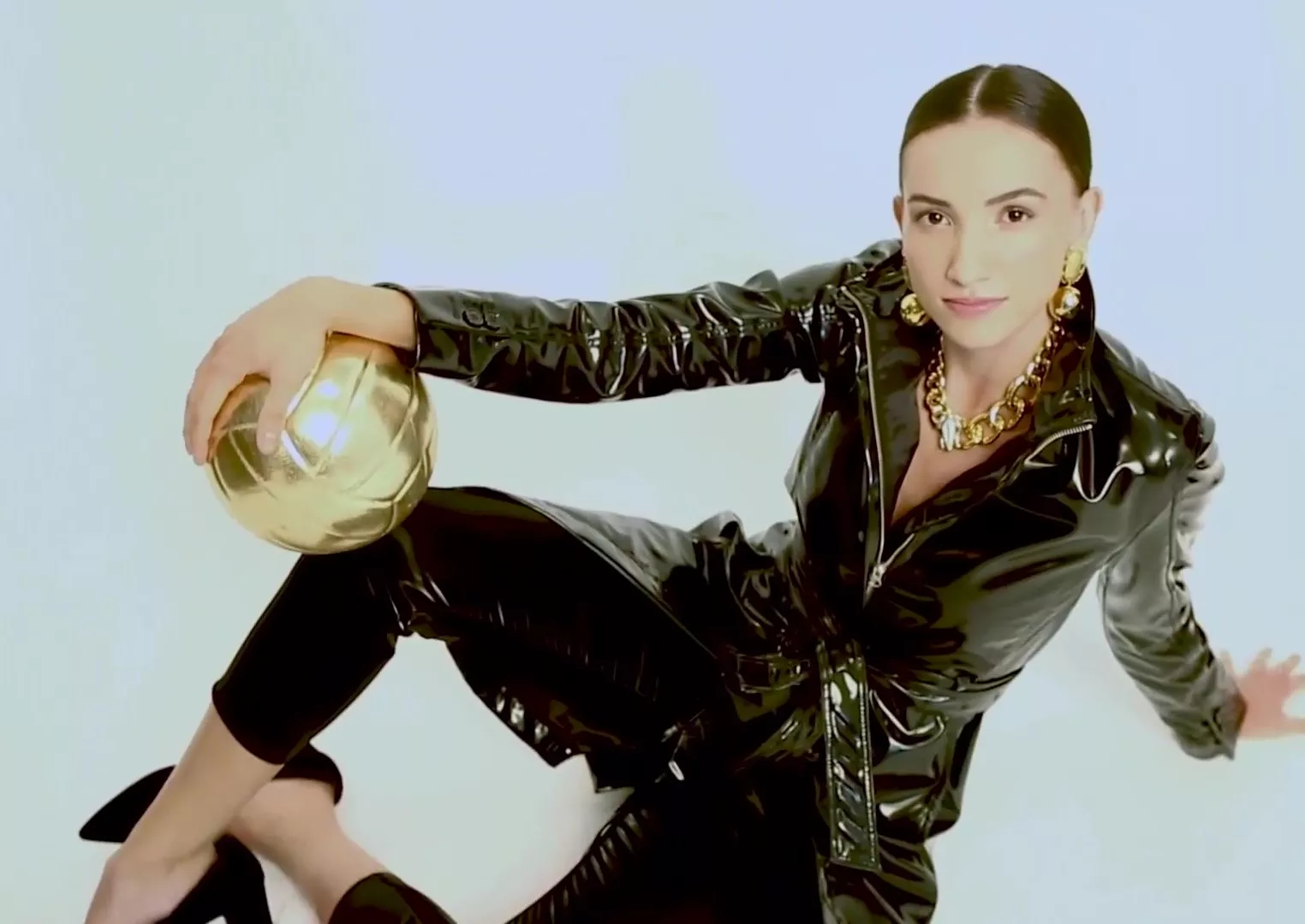 Gabriela Guimaraes scrubs up well... posted by BusyFlower9