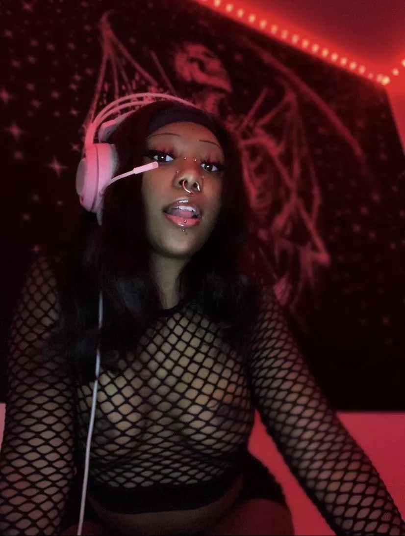 game session, anyone?🎮💖 posted by lovedivinee