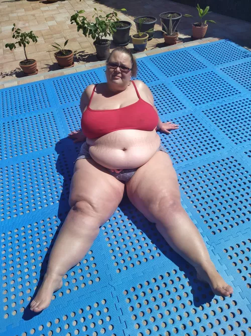 garden work is hard with that kind of body 😅🤫 by ViolaTittenfee