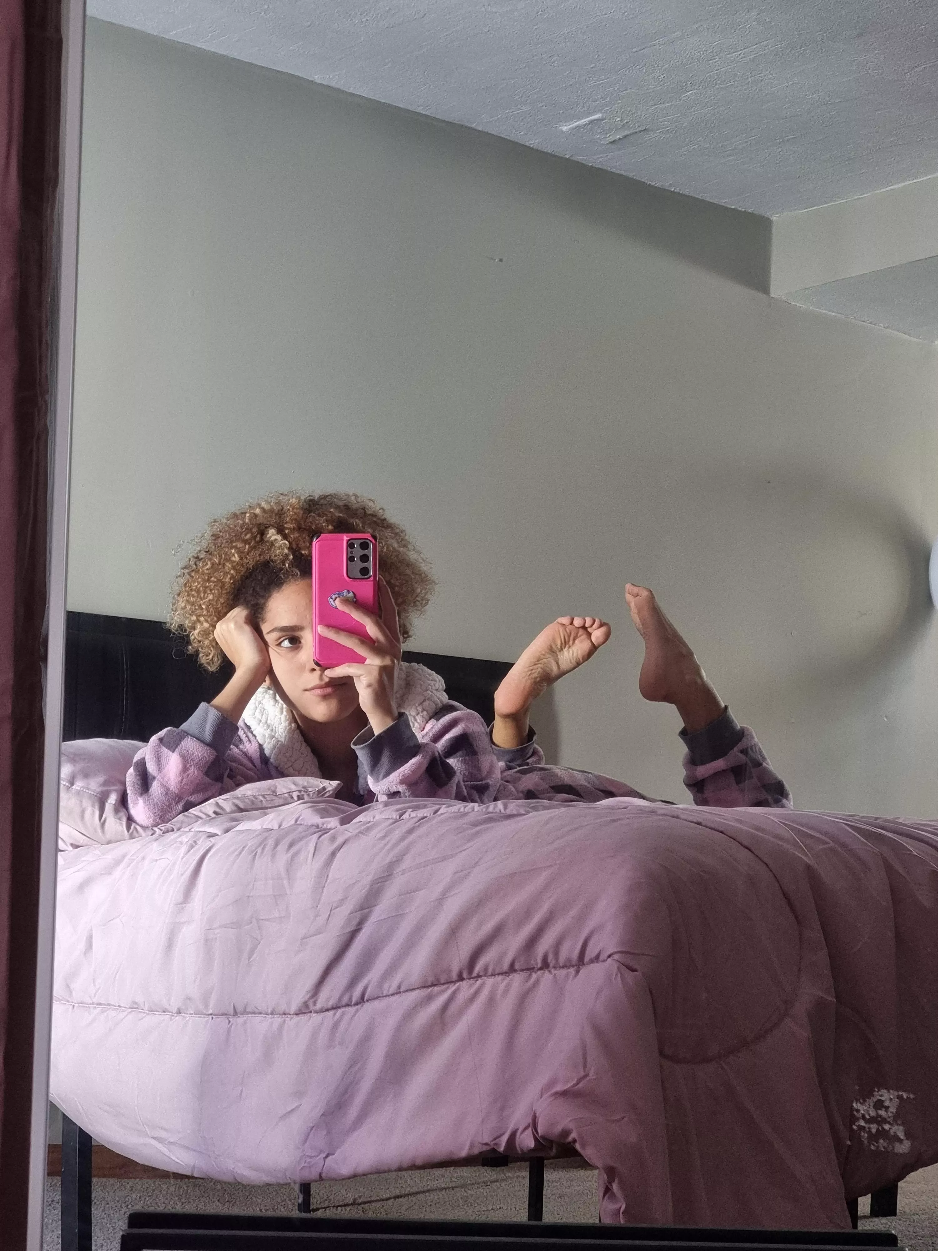 Get cozy with me posted by lovelacefeet