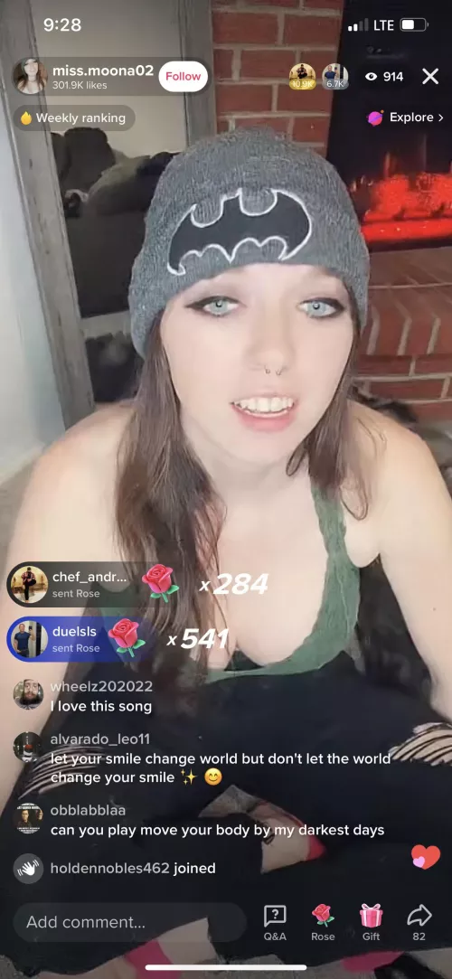 Get miss.moona02 to 1 mil likes for spicy live on twitter by ImThePotato_24