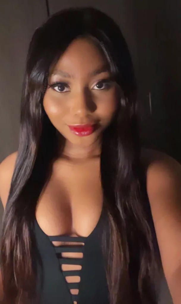 Get on your knees [domme] posted by PiaValenzia