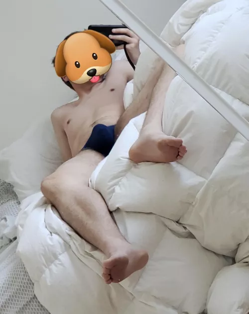 Get under my feet by rolloverrevollor