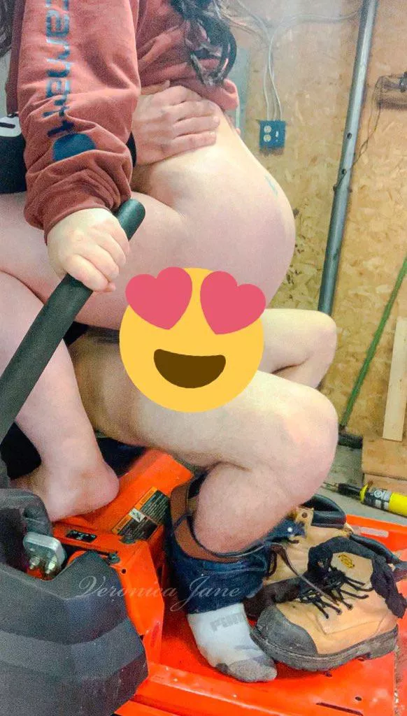 Getting fucked on a zero turn lawnmower is highly recommend 🥵😉 posted by daneveronica