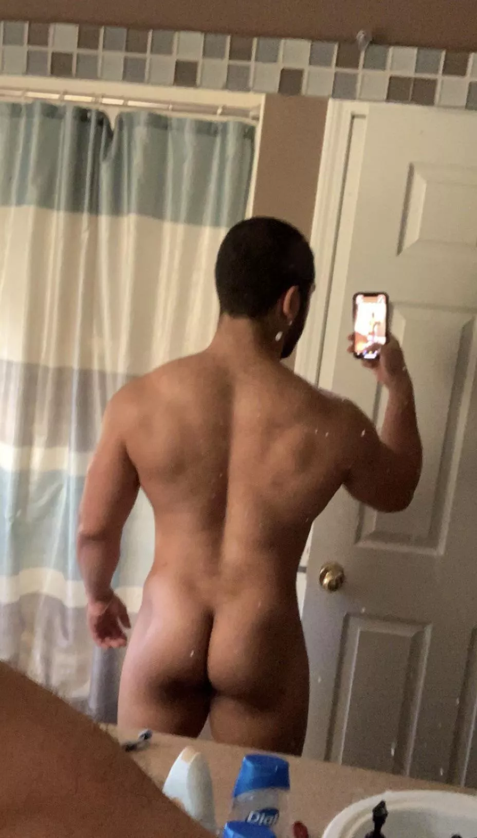 Getting ready to squat it out 🍑 posted by GRayner28