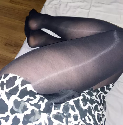 Getting sleepy with my shiny pantyhose😞 Wanna wake me up? by cd_rebeca