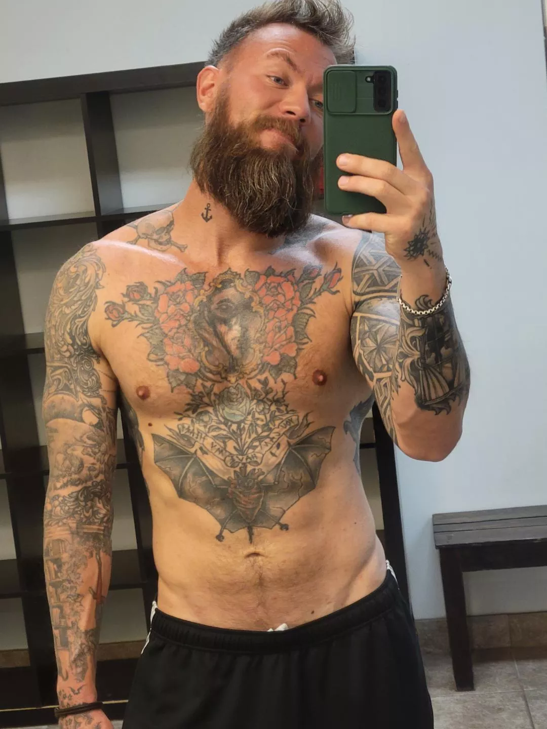 Getting the beach abs back slowly 🙌 posted by BunkmosEs