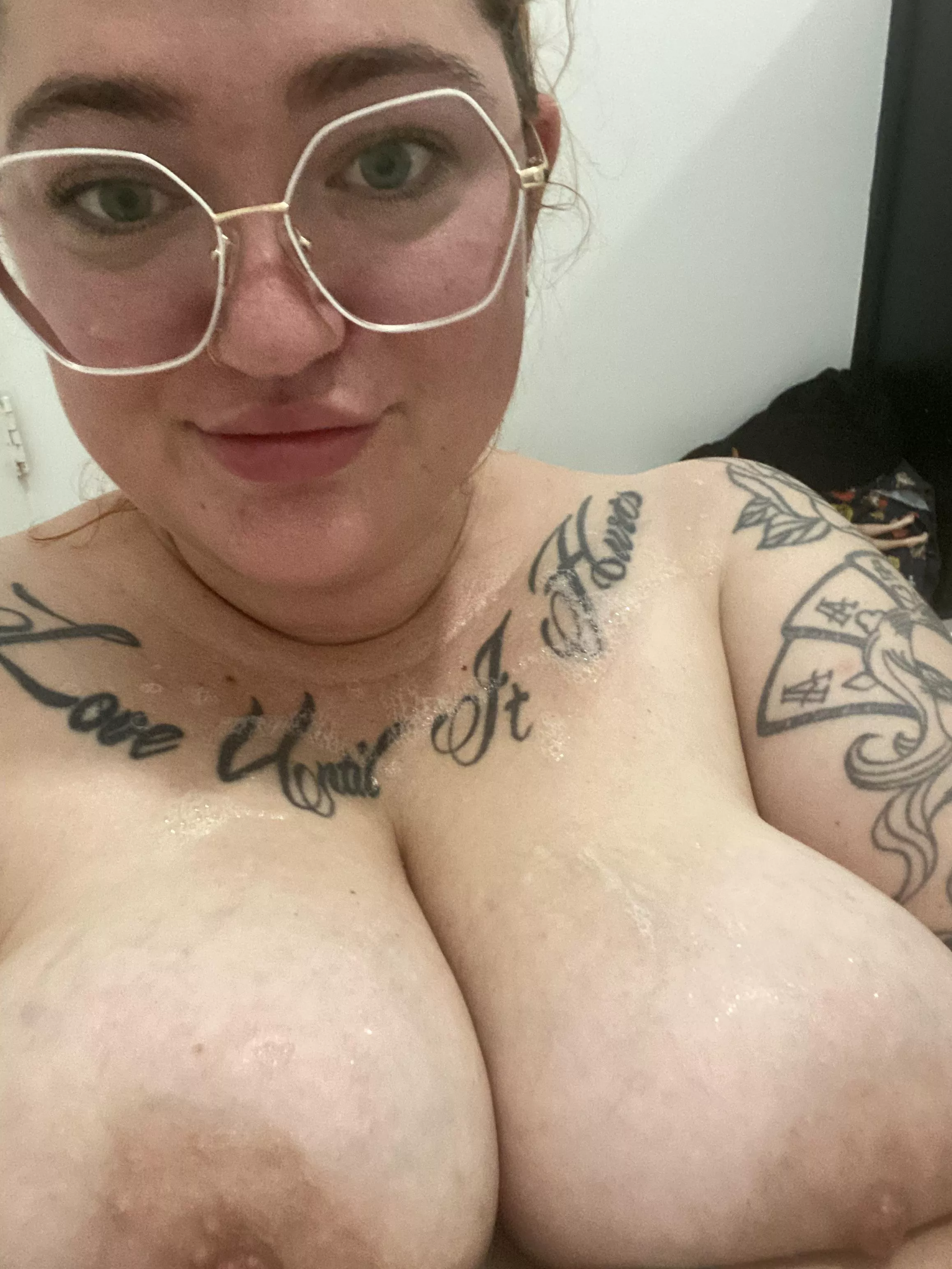 Getting wet in the bath, wanna join? 💦 posted by plussizeddee