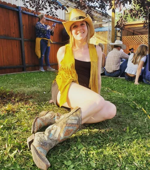 giddy up by blondeberree