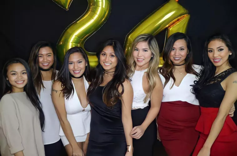 Girls Hanging Out by rikkux2