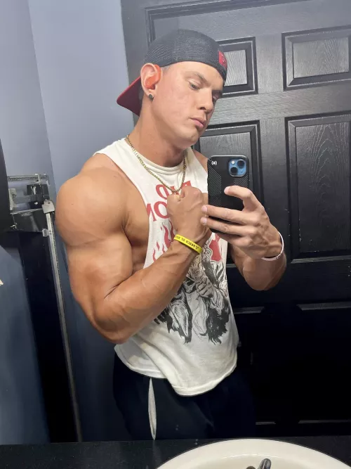 Girls look at the eyes, but the guys look at the bi’s by drew_flexxx