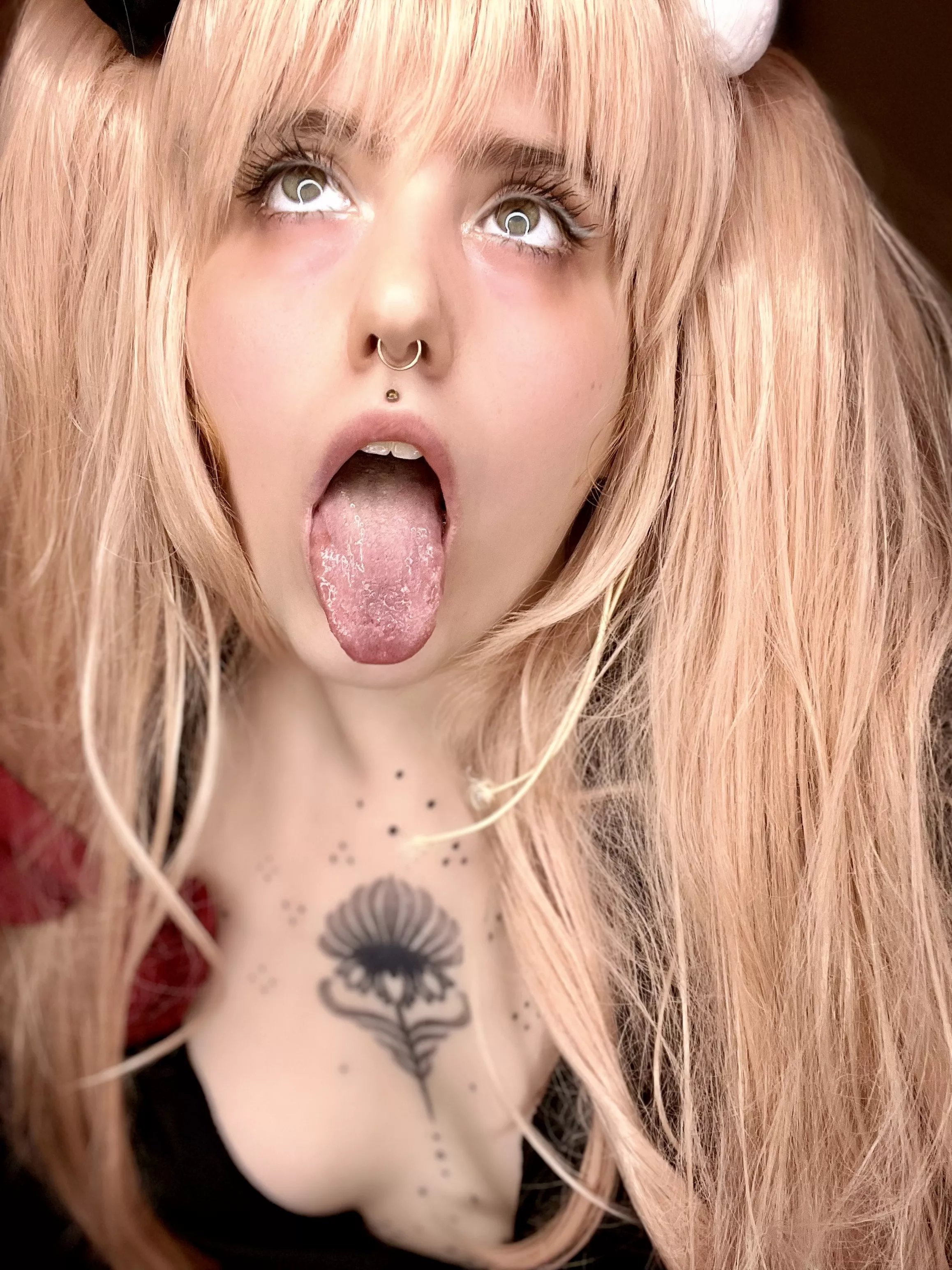 Give me a treat [f] posted by uwuucifer2