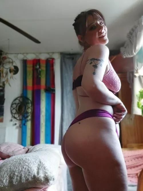 give my chubby booty a smack, please 😋 by _Dandy-Lion_