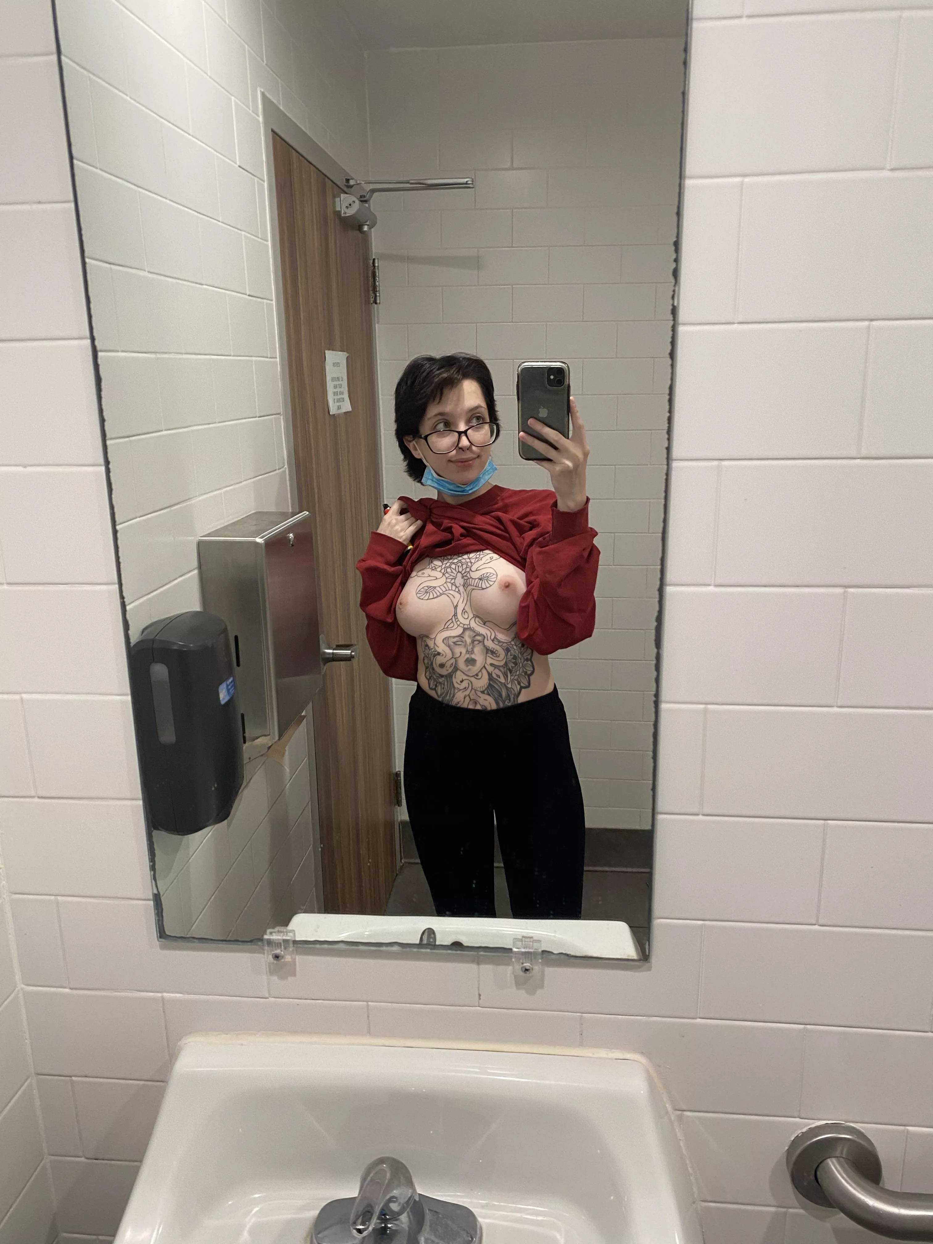 glasses just make me so sexy 😩 posted by onyxrivera